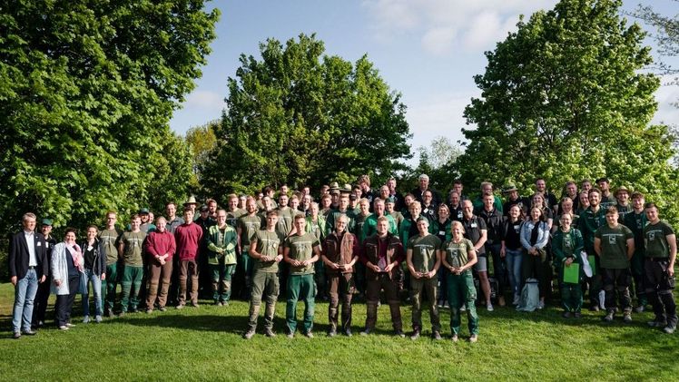 25 Jahre Landschaftsgärtner-Cup 2022 (Niedersachsen-Bremen): alle Teams mit Siegerteams der letzten Jahre und allen Jury-Mitgliedern. Bild: VGL Niedersachsen-Bremen e.V. / Karlis Behrens.
