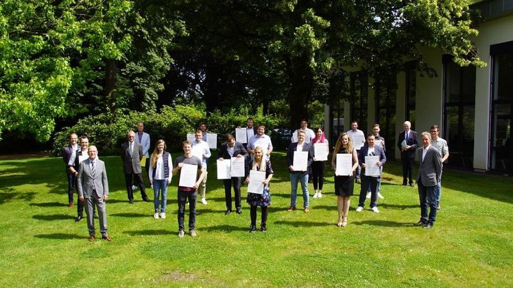 Die ersten Bachelor Professional im Gartenbau aus Essen – mit Ehrengästen und auf Abstand. Bild: Fachschule Essen.