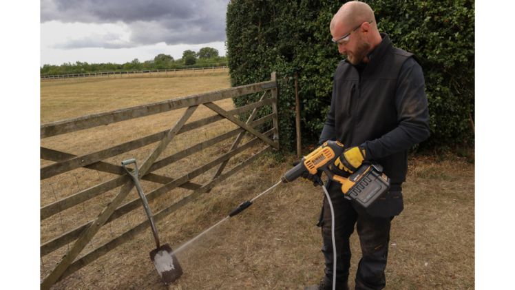 Als erster tragbarer Druckreiniger mit über 24 bar auf dem EU-Markt und innovativer Selbstansaugfunktion bietet der DCMPW1000N eine völlig kabellose Reinigungslösung. Bild: DEWALT.