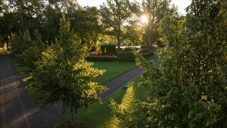Präzision, Zuverlässigkeit und Flexibilität – ob in weitläufigen Parkanlagen oder im eigenen Garten. Bild: © Segway Navimow.