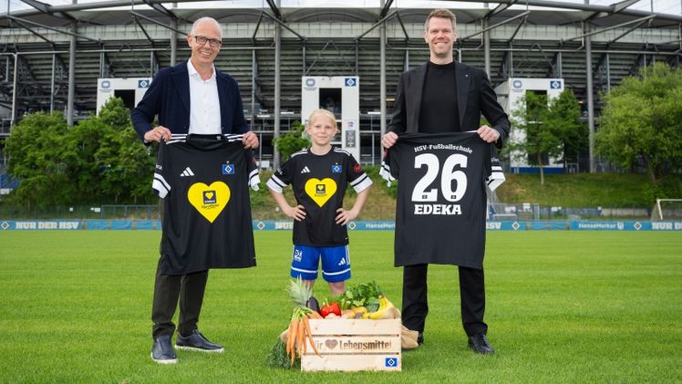 EDEKA wird offizieller Ernährungspartner des HSV und fördert damit auch den Nachwuchs: Dirk Neuhaus (Geschäftsführer EDEKA Nordwest Stiftung & Co. KG, links) und Dr. Eric Huwer (Vorstand HSV, rechts) präsentieren die neuen Trikots der HSV-Fußballschule. Bild: © EDEKA Witters.