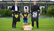 EDEKA wird offizieller Ernährungspartner des HSV und fördert damit auch den Nachwuchs: Dirk Neuhaus (Geschäftsführer EDEKA Nordwest Stiftung & Co. KG, links) und Dr. Eric Huwer (Vorstand HSV, rechts) präsentieren die neuen Trikots der HSV-Fußballschule. Bild: © EDEKA Witters.