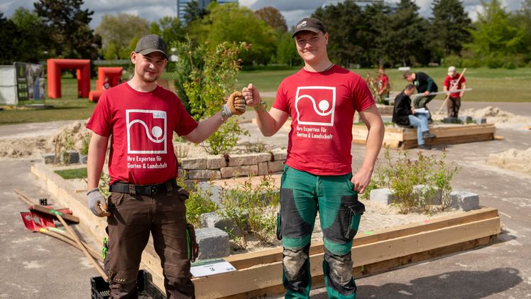 Lukas Bützler und Luca Burghof vor ihrer fertigen Baustelle. Bild: VGL NRW. Lukas Bützler und Luca Burghof vor ihrer fertigen Baustelle. Bild: VGL NRW.
