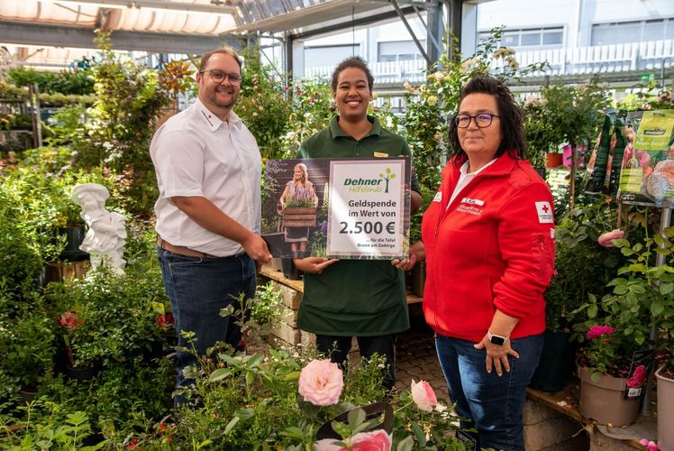 Spendenübergabe an die „Team Österreich Tafel Brunn am Gebirge“: v. l. n. r. Roman Frauenberger (Geschäftsführer, ÖRK Brunn), Dehner-Auszubildende Noemi Liu, Doris Kaina (Fachbereichsleiterin Gesundheit- und soziale Dienste, ÖRK Brunn). Bild: Dehner.