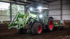Arbeiten mit angehängten Geräten oder auch typische Hoftätigkeiten wie die Arbeit mit dem Frontlader wurden in der Bodenhalle der DEULA Westerstede getestet. Hier im Bild der Fendt 207 Vario mit Dieselmotor. Bild: Christopher Hanraets / LWK Niedersachsen.