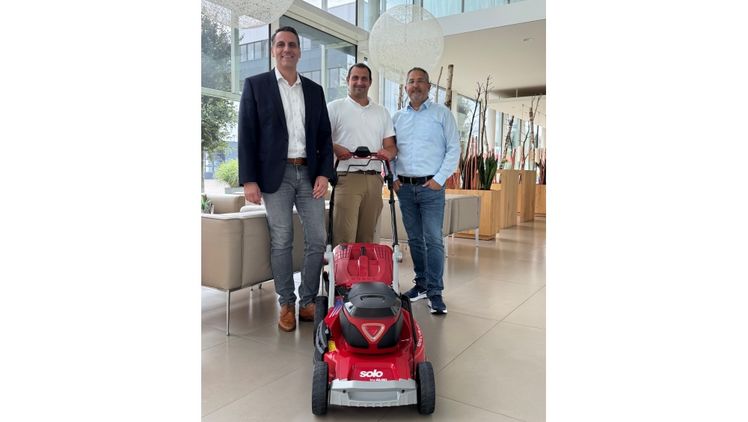 Der neue Gebietsverkaufsleiter Baden-Württemberg Jan-Michael Dibek (Mitte) gemeinsam mit Thomas Hoffmann, Leiter Vertrieb Deutschland und Geschäftsführer AL-KO Gardentech Austria GmbH (links), und Durgay Kurt, Leiter Vertrieb Fachhandel Deutschland (rechts). Bild: AL-KO Gardentech.