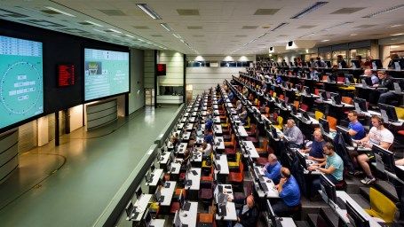 Die Tribünenarbeitsplätze werden in einen Fernkauf-Tribünenarbeitsplatz (KOA) umgebaut. Bild: Royal FloraHolland. Die Tribünenarbeitsplätze werden in einen Fernkauf-Tribünenarbeitsplatz (KOA) umgebaut. Bild: Royal FloraHolland.