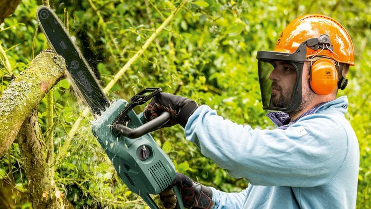 Automatisches Kettenschmiersystem und werkzeugloses Spannen: Kettensägen UniversalChain 35 und UniversalChain 40. Bild: Bosch.