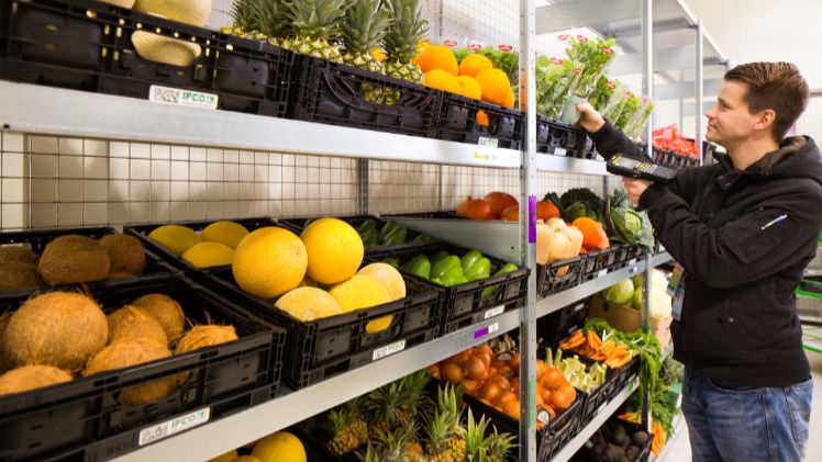 AmazonFresh Depot Mitarbeiter scannt frische Kraeuter. Bild: AmazonFresh.
