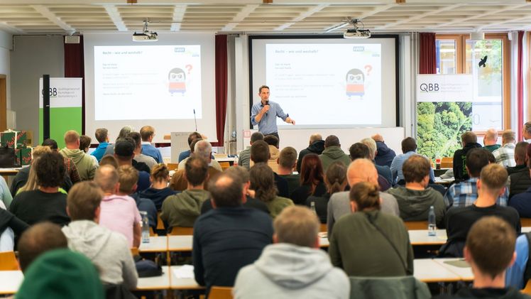 Wie sehr sich wissenschaftliche Forschung und baumpflegerische Praxis im Positiven ergänzen können, zeigte Tag 1 der QBB-Schulung. Hier auf dem Podium: Referent Professor Dr. Nicolas Klein. Bild: QBB.