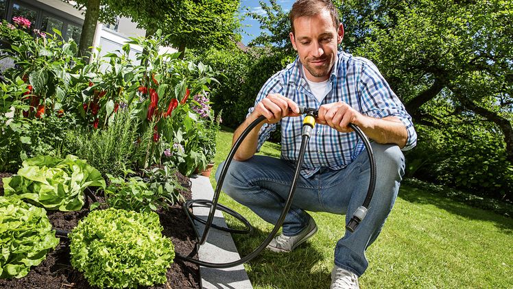 Die Installation eines Bewässerungssystems ist einfacher als gedacht. Mit ein wenig Geschick können die Systeme selbst verlegt werden. Bild: Kärcher.