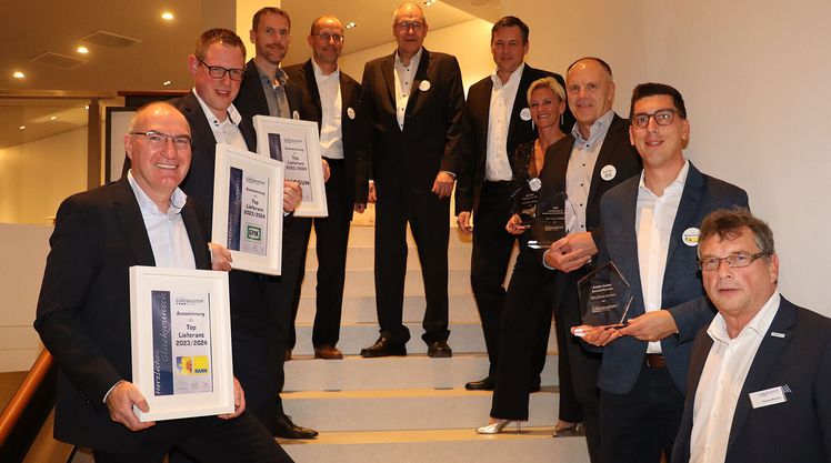 Die EUROBAUSTOFF Fachgruppe zeichnete ihre Lieferanten der Galabau-Branche für die Jahre 2023/24 aus: Auf dem Siegertreppchen in Frankfurt präsentieren sich die Firma Kann, die Firma GftK und die Firma Redsun. Bild: EUROBAUSTOFF.