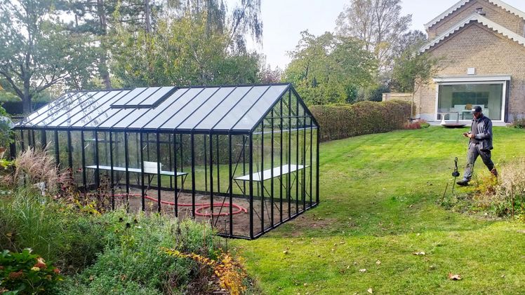 Ein Gewächshaus sollte von Anfang bei der Gartenplanung mitgedacht werden, weil sich im besten Fall die Beet- bzw. Pflanz- und Wegeplanung daran orientieren. Bild: BOMA.