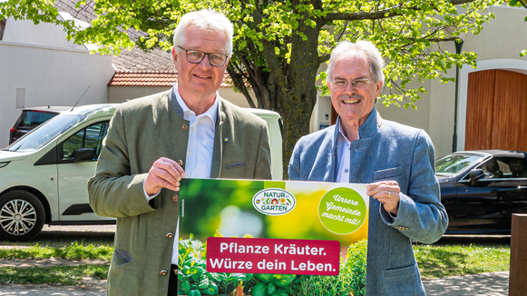 Präsident des NÖ Landtags Karl Wilfing mit dem Bürgermeister von Pfaffstätten Christoph Kainz – eine von über 200 Gemeinden in Niederösterreich, die sich am „Natur im Garten" Aktionssonntag beteiligten. Bild: © „Natur im Garten" / J. Ehn.