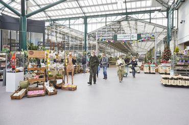 Beim Betreten des Atriums fällt das neue, moderne Design des Marktes Besuchenden direkt ins Auge. So wurden u.a. die alte Bodenfliesen durch einen geräuscharmen Bodenbelag in hellem Grau ersetzt und das gesamte Marktlayout inklusive der Beschilderung auf das neue Landgard-Cash & Carry-Design umgestellt. Bild: ©Landgard/Ines Escherich Fotografie. 