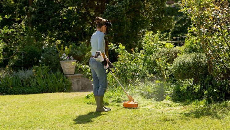 Mit der leichten Akku‑Motorsense FSA 60 R können Gartenbesitzer Rasenkanten und schwierig erreichbaren Grünbewuchs entlang von Hecken oder Wegen und rund um Pflanzen schnell und komfortabel trimmen. Auch das Mähen von kleineren Rasenflächen geht mit der Sense leicht von der Hand. Dabei ist ein Wechsel zwischen unterschiedlichen Mähköpfen werkzeuglos möglich und damit im Handumdrehen erledigt. Bild: STIHL.