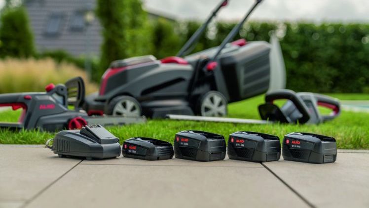 AL-KO 18 V Bosch Home & Garden compatible Akku in vier unterschiedlichen Leistungsklassen von 2,5 bis 6 Ah mit Ladegerät. Bildquelle: AL-KO Gardentech.