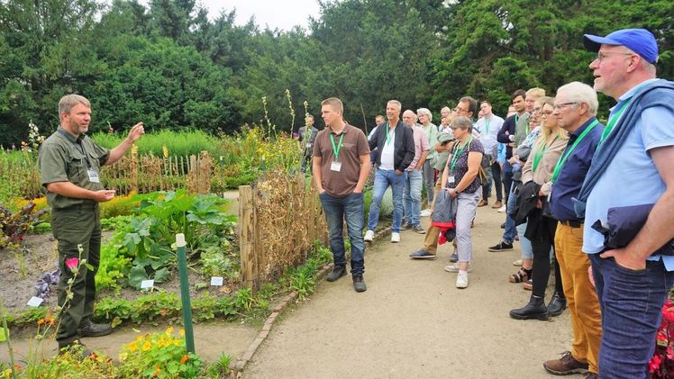 Im Rahmen von zwei Führungen hatten die Verbands- und Fördermitglieder des FGL S.-H. Gelegenheit, den 1943 gegründeten Arboretum Baumpark Ellerhoop genau kennenzulernen. Bild: FGL S.-H. Im Rahmen von zwei Führungen hatten die Verbands- und Fördermitglieder des FGL S.-H. Gelegenheit, den 1943 gegründeten Arboretum Baumpark Ellerhoop genau kennenzulernen. Bild: FGL S.-H.