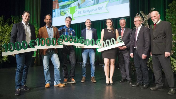 Landschaftsgärtnerischer Nachwuchs ausgezeichnet. Anna Adelmann, Jonas Becker, Michael Schmidt, Niklas Otto und Antipas Karipoglou erhielten den BGL-Bildungspreis. Bild: BGL