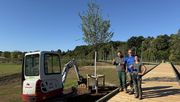 Das Team von Zäh Gartengestaltung hat im Auenpark eine wunderschöne Hainbuche gepflanzt. Bild: LGS.