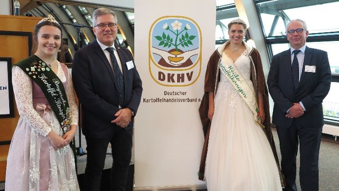 Royaler Besuch bei der 69. Internationalen Kartoffelherbstbörse: v.l.n.r: Michelle I, bayerische Kartoffelkönigin, DKHV-Präsident Thomas Herkenrath, Johanna I, Heidekartoffelkönigin, Europatat-Präsident Tigran Richter. Bild: DKHV.