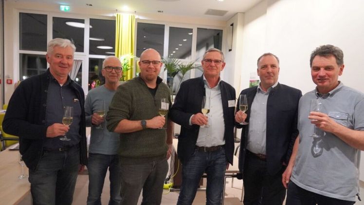 Auf den erfolgreichen Auftakt der Stauden-Datenbank stießen seine Kolleginnen und Kollegen mit Martin Häußermann (3.v.r) an und dankten ihm für die Grundlagenarbeit. Foto: BdS/ Banse.