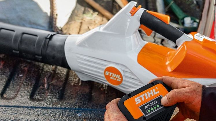 Dank des intelligenten Lastmanagements des Akku Ladeschranks können alle angeschlossenen Akkus über Nacht zentral an einem Ort verlässlich geladen werden, sodass dem sofortigen Start am nächsten Arbeitstag nichts im Wege steht.