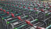 Viele Händler regeln die Kundenanzahl in den Geschäften über die Anzahl der Einkaufswagen. Bild: GABOT. 