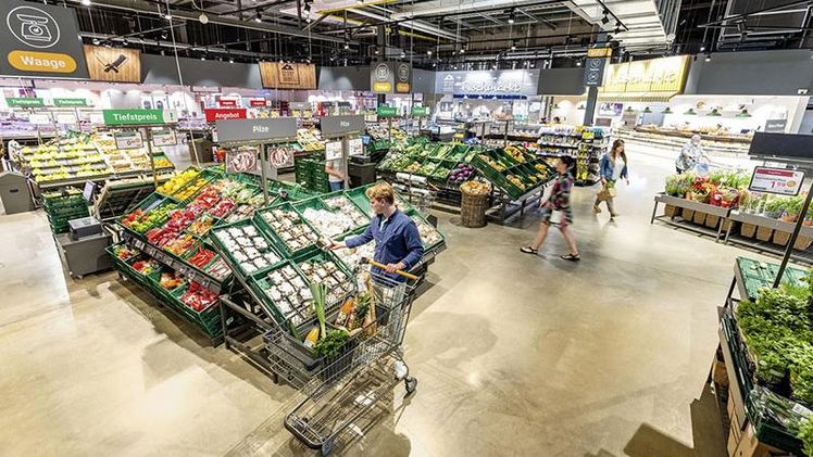 Frische prägt die Markthalle in Neunkirchen – von der großen Obst- und Gemüseabteilung bis hin zur hauseigenen Herstellung und den Marktständen. Bild: © GLOBUS Gruppe. 
