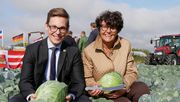 Landrat Thorben Schütt und Kreispräsidentin Ute Borwieck-Dethlefs nehmen am Anschnittsfest in Zennhusen teil. Bild: Kreis Dithmarschen.