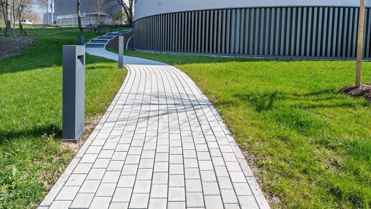 Elegant und puristisch wirkt das Gestaltungspflaster Primavera VS 4.8 mit unbearbeiteter Oberfläche von FCN. Bild: . F.C. Nüdling Betonelemente GmbH + Co. KG, Fulda
