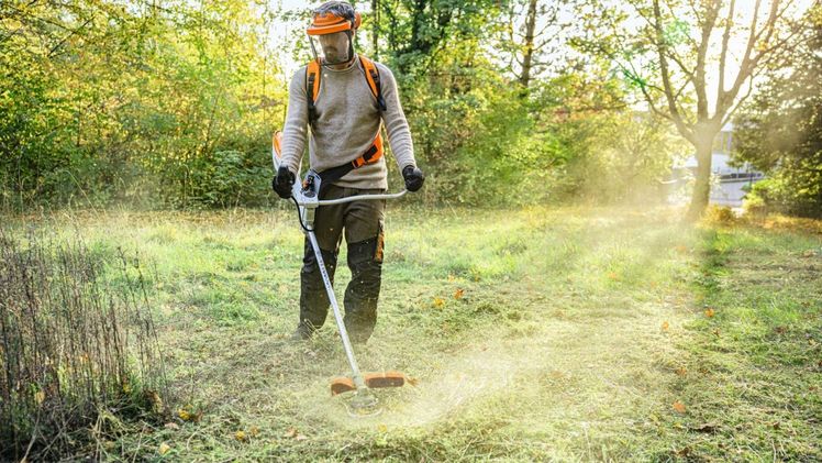 Die Akku-Motorsense STIHL FSA 200 ist für lange Arbeitseinsätze konzipiert. Sie ist perfekt ausbalanciert und hält dank des serienmäßigen Antivibrationssystems die Belastung von Gelenken und Muskulatur der Anwender gering. Bild: STIHL.