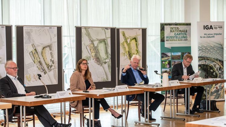 Prof. Gerd Aufmkolk, Vorsitzender des Preisgerichts, Nina Frense, Geschäftsführerin der IGA Metropole Ruhr gGmbH, Ullrich Sierau, Oberbürgermeister der Stadt Dortmund und Ludger Wilde, Dezernent für Umwelt, Planen und Wohnen der Stadt Dortmund, stellten die Pläne vor. Bild: Dortmund-Agentur / Roland Gorecki. 