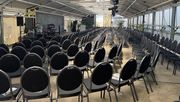Das leere Gewächshaus verwandelt sich in einer Theaterbühne. Bild: Gartenbau Rülcker.