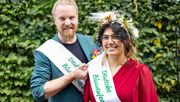 Strahlende Amtsübergabe beim Deutschen Gartenbautag. Die neue Deutsche Blumenfee Ayla Yilmaz übernimmt das Amt für 2026/27 von ihrem Vorgänger Hannes Schrader. Foto: ZVG/ Rafalzyk.