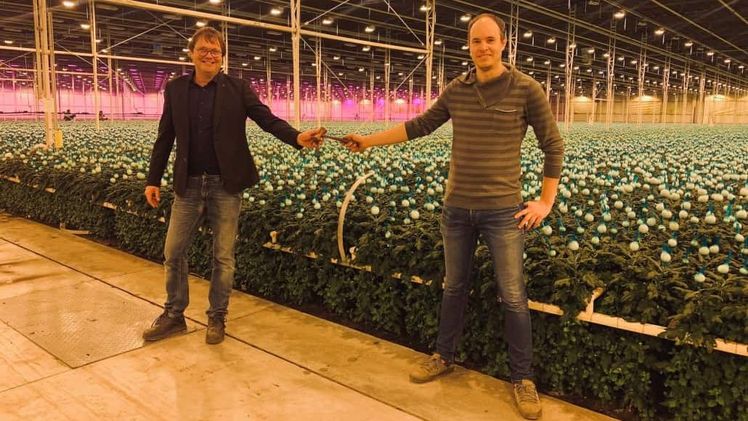 Laurens (links) übergibt den Hammer an Remco (rechts). Bild: VannoVa.