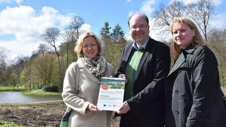 Mit der EU Plakette vlnr: Annette Niermann, Christian Meyer und Ursula Stecker. Foto: Imma Schmidt.