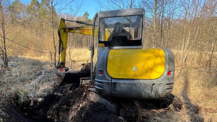 Der Bagger steuerte insgesamt 23 Kleinstmoore auf der DBU-Naturerbefläche Ueckermünder Heide an. Bild: © Tobias Neike/Bundesforst.