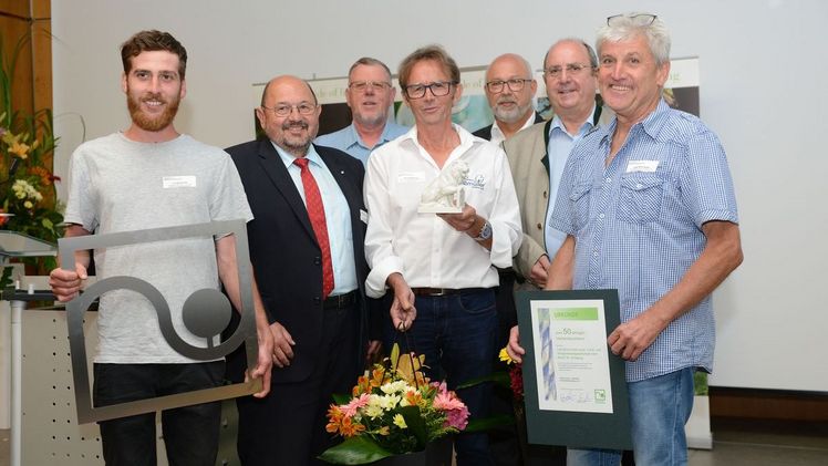 Eine Ehrung für die fünfzigjährige Mitgliedschaft. Bild: VGL Bayern. Eine Ehrung für die fünfzigjährige Mitgliedschaft. Bild: VGL Bayern.