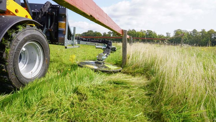 Der neue GreenTec-Zaunmäher RI 82 zeichnet sich durch eine kompaktere und niedrigere Bauweise aus. Bild: GreenTec.