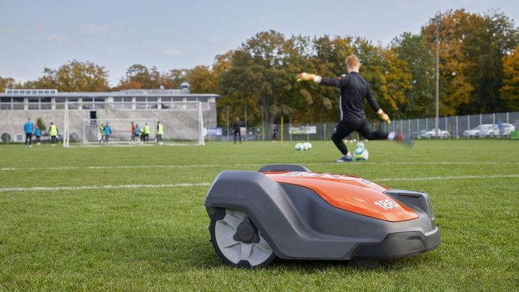 Mit „SLS“ profitieren kommerzielle Anwender von einer zuverlässigen, vollautomatischen Rasenpflege sowie unkomplizierter Bereitstellung und Instandhaltung eines oder mehrerer Husqvarna Automower zu fixen monatlichen Raten. Bild: Husqvarna.