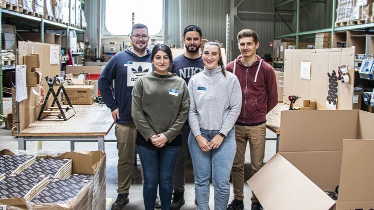 Strahlende Gesichter – die Teilnehmer des Kaizen-Workshops können stolz auf ihre Leistung sein (rechts im Bild: Prof. Dr.-Ing. Andreas Friedel und Ulrich Wagner). Bild: Wagner.
