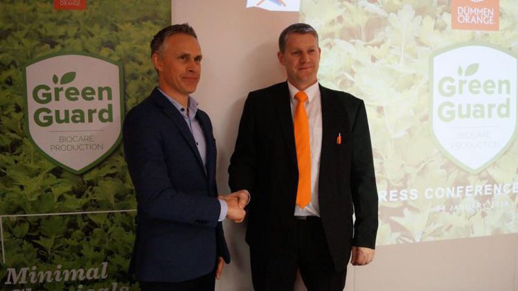 Ard van der Maarel (Koppert) und Thomas Bousart (Dümmen) präsentierten GreenGuard auf der IPM ESSEN 2018. Bild: GABOT.