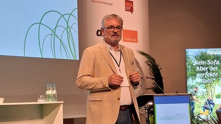Moderator und BHB-Hauptgeschäftsführer Dr. Peter Wüst während des BHB-GardenSummit 2025. Bild: GABOT. 