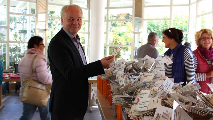 Bürgermeister Norbert Mai interessierte sich für die Blumenschilder. Bild: © Gartenschau Bad Herrenalb 2017.