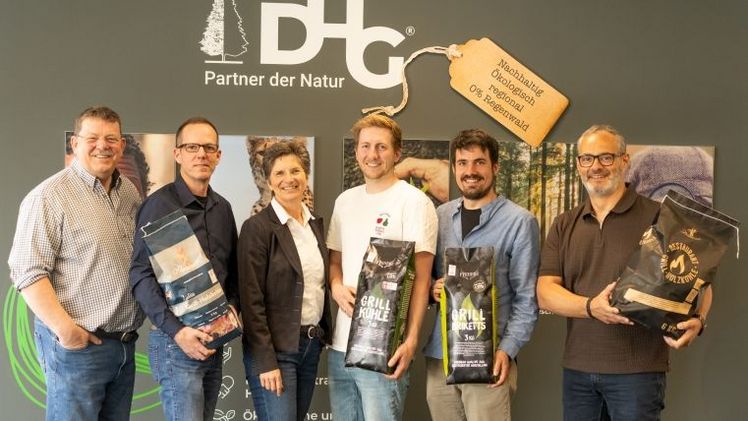 Austausch und Kennenlernen für eine zukünftige Zusammenarbeit: v.l. Werner Berg, DHG, Marcus Trappe und Dr. Anke Schirocki von Agrobusiness Niederrhein, Maximilian Berg, Manuel Brey und Antonius Münks von DHG. Foto: Agrobusiness Niederrhein.