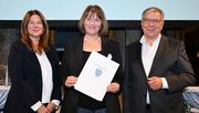 Für die Gartenbau-Versicherung nahm Nachhaltigkeitsbeauftragte Anette Raschdorf (Mitte) die Urkunde von Oberbürgermeister Gert-Uwe Mende und Bürgermeisterin Christiane Hinninger entgegen. Quelle: Umweltamt Wiesbaden, Foto: Kristina Schäfer.