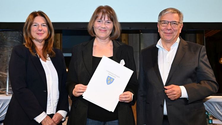 Für die Gartenbau-Versicherung nahm Nachhaltigkeitsbeauftragte Anette Raschdorf (Mitte) die Urkunde von Oberbürgermeister Gert-Uwe Mende und Bürgermeisterin Christiane Hinninger entgegen. Quelle: Umweltamt Wiesbaden, Foto: Kristina Schäfer.