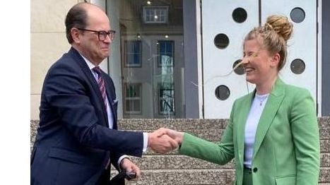 Madita Mösker und IHK-Präsident Uwe Goebel. Bild: IHK Osnabrück-Emsland/Grafschaft Bentheim.