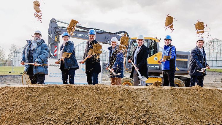 V. l.: Sie machten den ersten Spatenstich: Architekt David Meuer, Kanzlerin Karla Sichelschmidt, Freisings OB Tobias Eschenbacher, HSWT-Vizepräsident Christoph Moning (stellv. für den erkrankten Präsidenten Dr. Eric Veulliet), Landrat Helmut Petz, Martin Vitzthum von der Firma Jaeger Modulbau und Michael Krappmann, Geschäftsführung Zentrum für Forschung und Wissenstransfer (ZFW). Bild: © Josef Gangkofer.